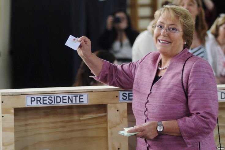 Мишель Бачелет на избирательном участке © voanews.com